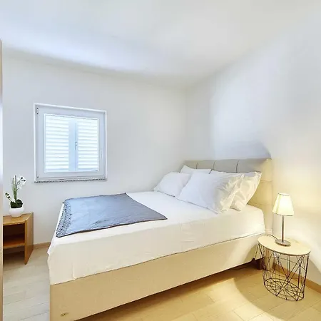 Apartment Gazic, No 4 *